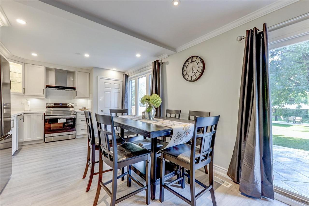 Stunning 7 Bedroom Rougeview With 2 Kitchens, 5 Bathrooms, Amazing Backyard & 8-car Parking Holiday home Toronto