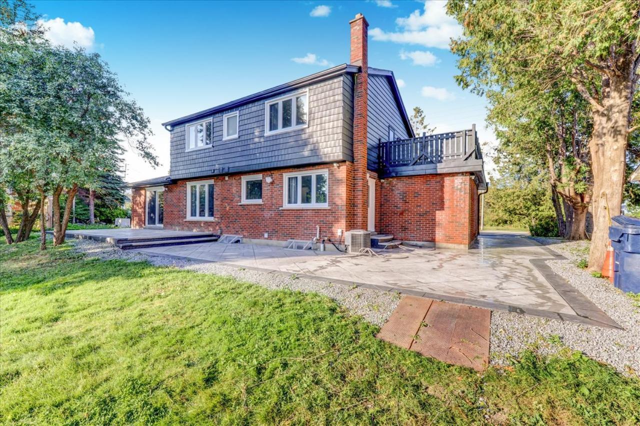 Holiday home Stunning 7 Bedroom Rougeview With 2 Kitchens, 5 Bathrooms, Amazing Backyard & 8-car Parking