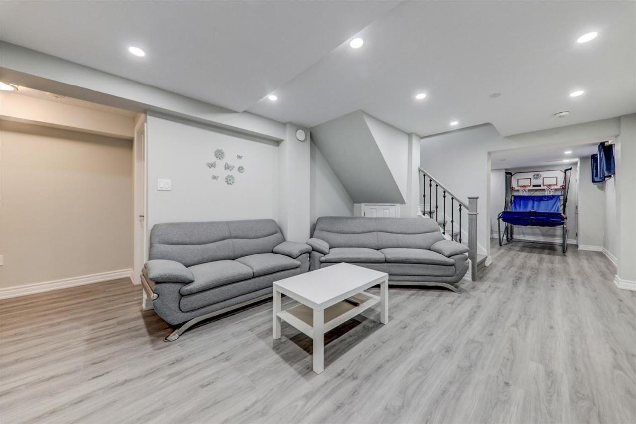 Ferienhaus Stunning 7 Bedroom Rougeview With 2 Kitchens, 5 Bathrooms, Amazing Backyard & 8-car Parking *