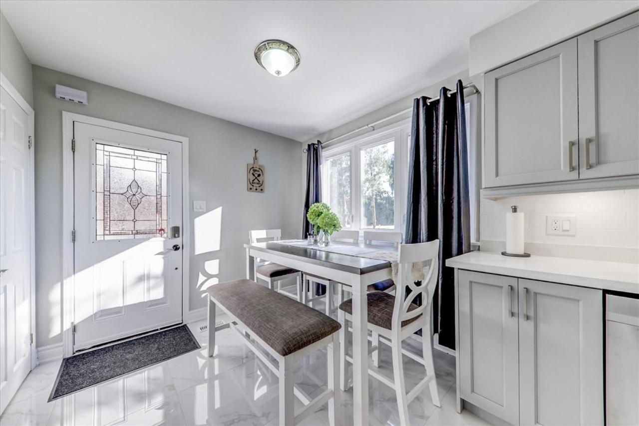 Stunning 7 Bedroom Rougeview With 2 Kitchens, 5 Bathrooms, Amazing Backyard & 8-car Parking Ferienhaus Toronto