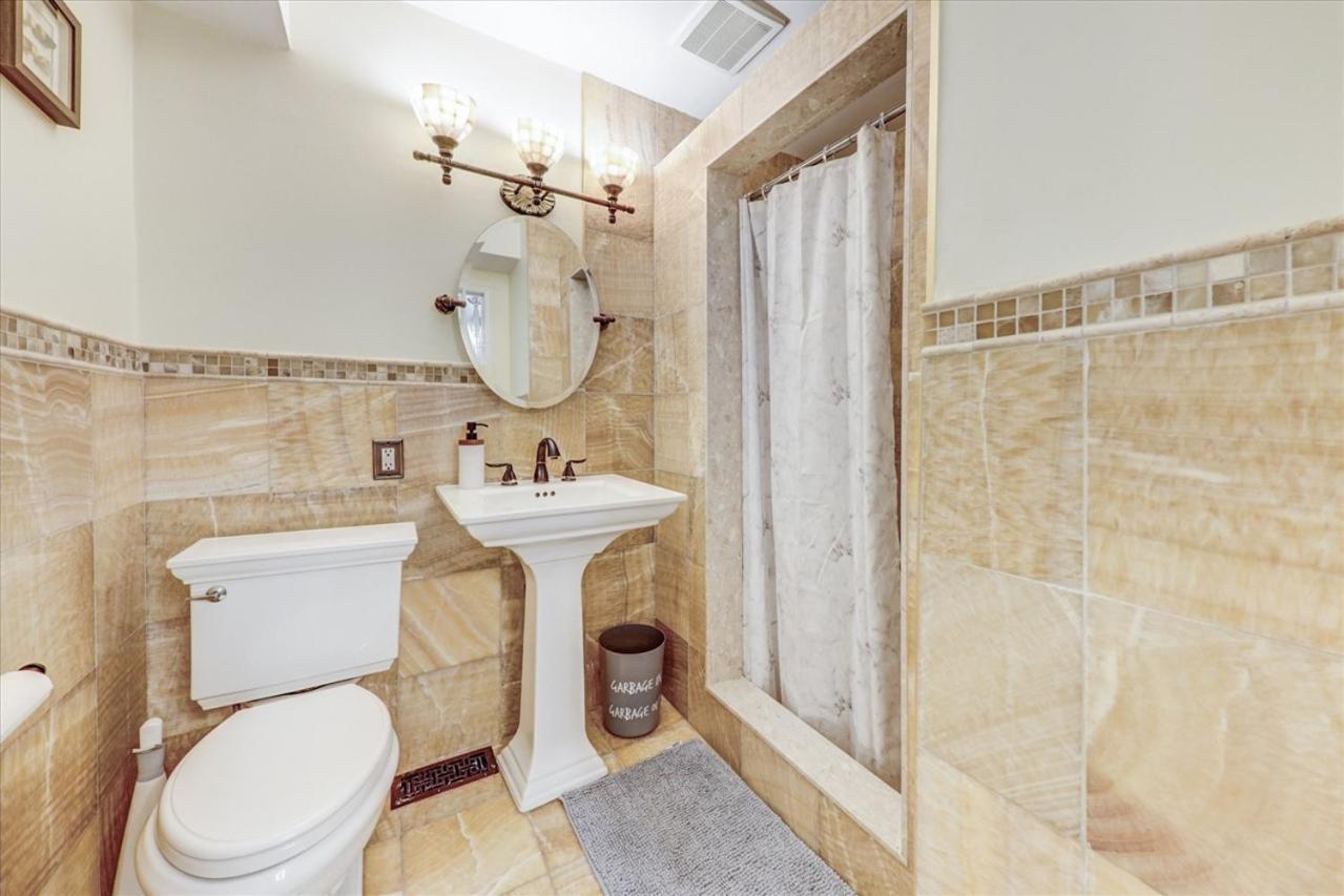 Ferienhaus Stunning 7 Bedroom Rougeview With 2 Kitchens, 5 Bathrooms, Amazing Backyard & 8-car Parking Toronto